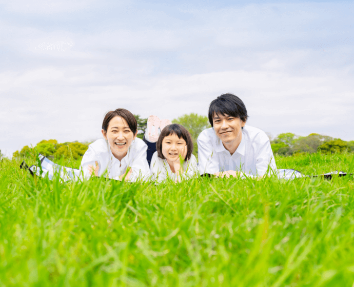 遊具と広い芝生広場