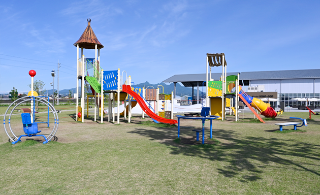 遊具と広い芝生広場
