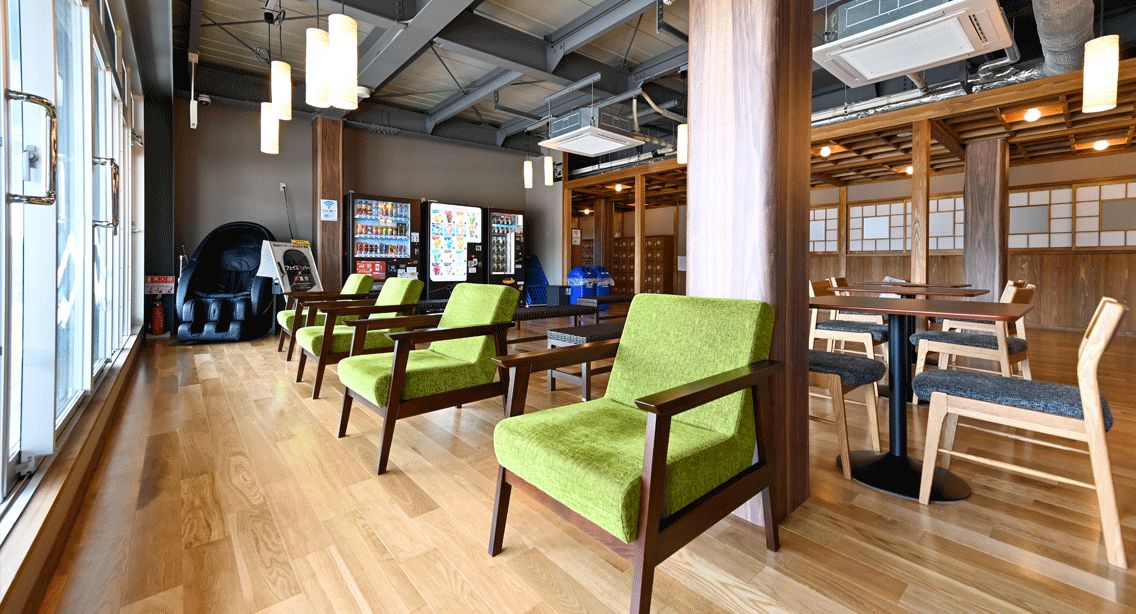 入浴後、赤城山を眺めながらくつろげる休憩スペース